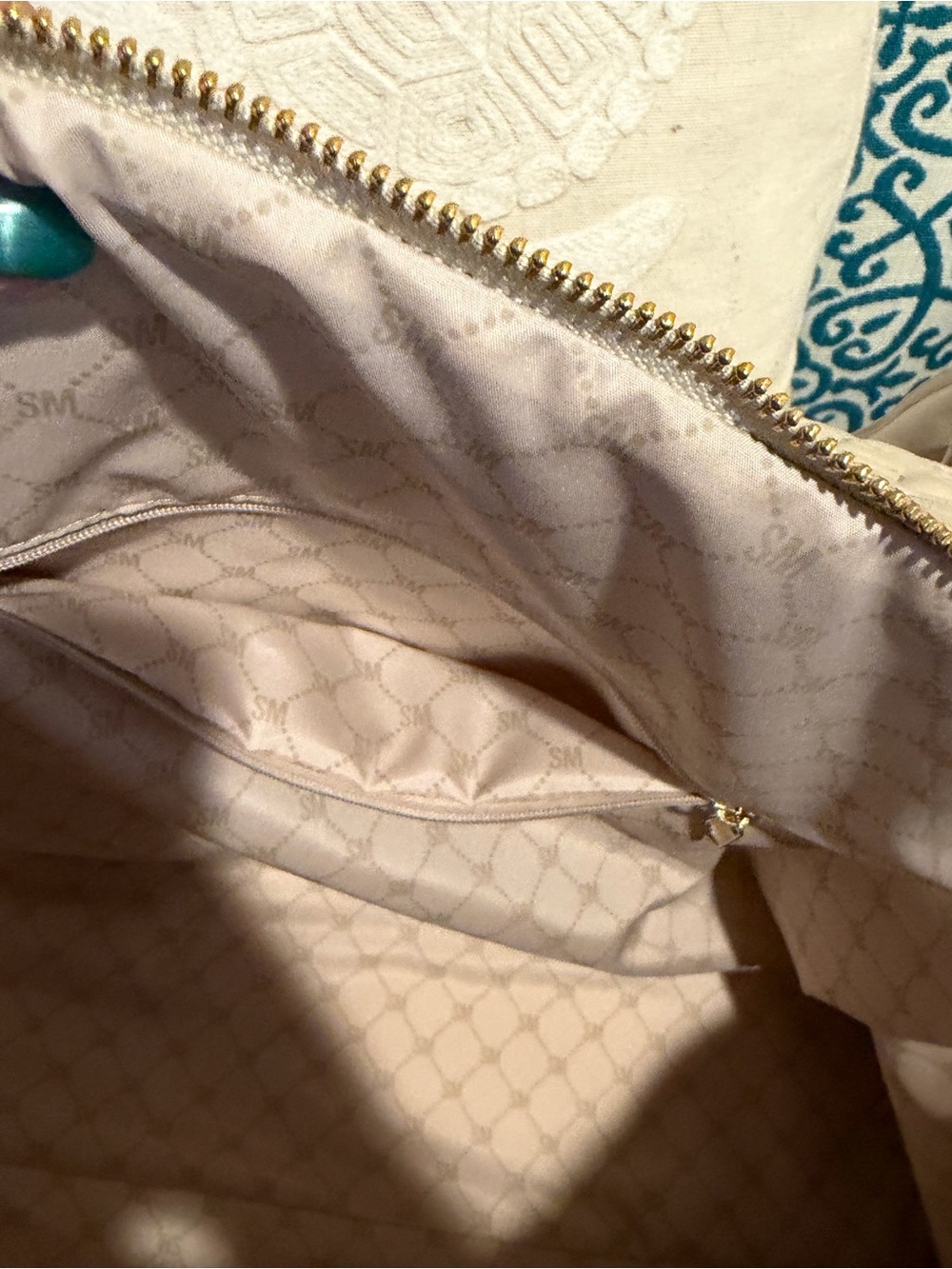 Steve Madden Cream Quilted Luggage Tag Weekender - Picture 5 of 12